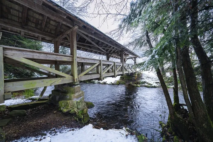 Gerahmter Druck : Blick auf eine Landschaft mit einem Flussbrücke in einem winterlichen Wald. Gerahmter Druck : Blick auf eine Landschaft mit einem Flussbrücke in einem winterlichen Wald.