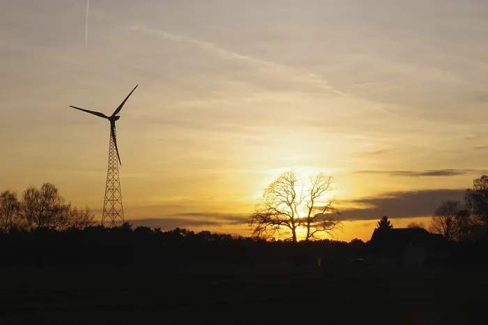 Gerahmter Druck : Landschaft, Windgenerator, Sonnenuntergang. Gerahmter Druck : Landschaft, Windgenerator, Sonnenuntergang.