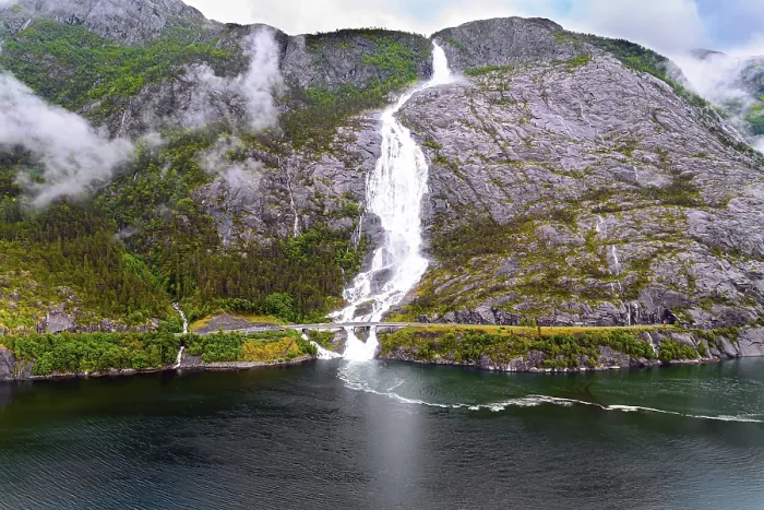 Gerahmter Druck : Langfossen-Wasserfall am Vaule-Fluss Gerahmter Druck : Langfossen-Wasserfall am Vaule-Fluss