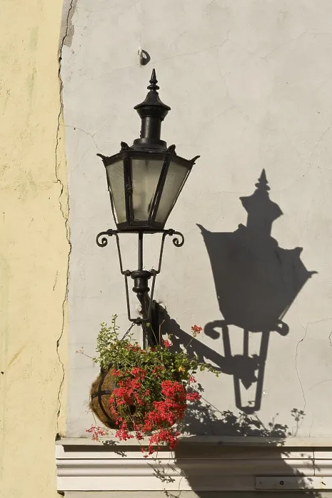 Gerahmter Druck : Laterne mit Geranien, Tallinn. Gerahmter Druck : Laterne mit Geranien, Tallinn.
