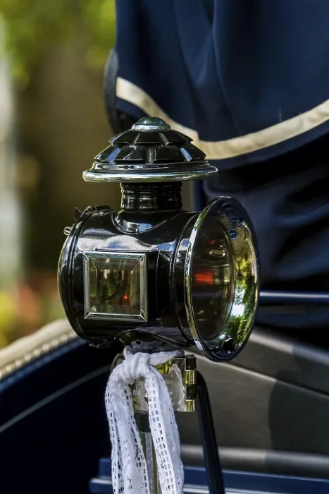 Gerahmter Druck : Lampe auf einem alten Wagen. Gerahmter Druck : Lampe auf einem alten Wagen.