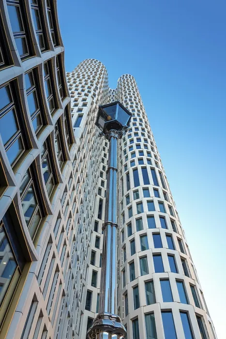 Gerahmter Druck : Lampe vor dem Wolkenkratzer Upper West Gerahmter Druck : Lampe vor dem Wolkenkratzer Upper West