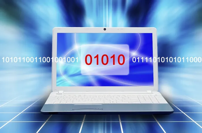 Gerahmter Druck : Laptop zeigt binäre Code und abstrakte blaue Leuchtkraft. Gerahmter Druck : Laptop zeigt binäre Code und abstrakte blaue Leuchtkraft.