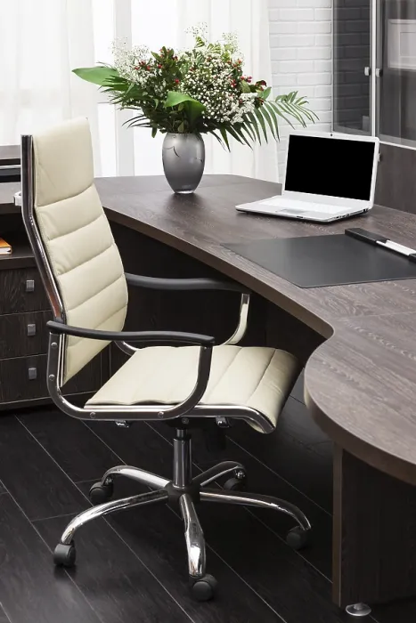 Gerahmter Druck : Laptop auf einem Tisch in einem modernen Büro. Gerahmter Druck : Laptop auf einem Tisch in einem modernen Büro.