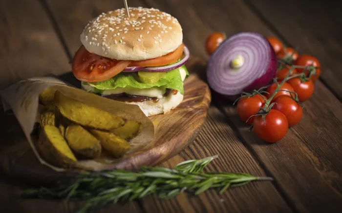 Gerahmter Druck : Großer appetitlicher Burger mit Rindfleisch. Gerahmter Druck : Großer appetitlicher Burger mit Rindfleisch.