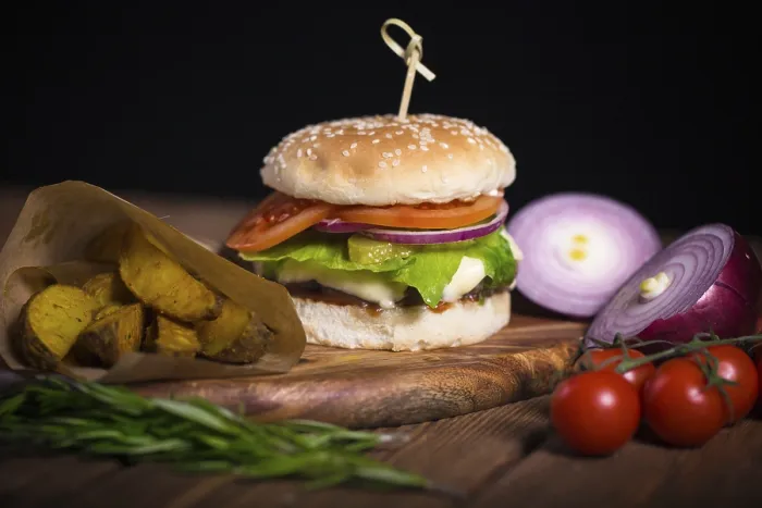 Gerahmter Druck : Große appetitliche Burger mit Rindfleisch. Gerahmter Druck : Große appetitliche Burger mit Rindfleisch.