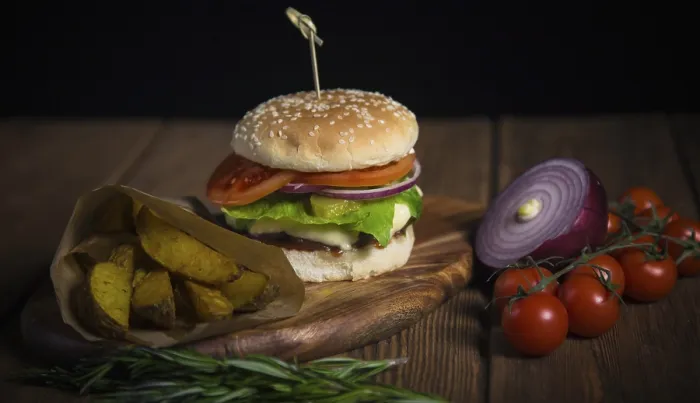 Gerahmter Druck : Große appetitliche Burger mit Rindfleisch. Gerahmter Druck : Große appetitliche Burger mit Rindfleisch.