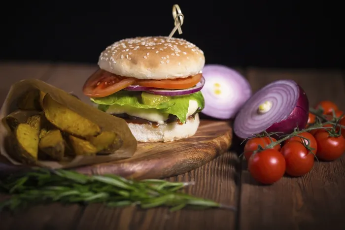 Gerahmter Druck : Große appetitliche Burger mit Rindfleisch. Gerahmter Druck : Große appetitliche Burger mit Rindfleisch.