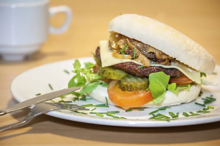 Gerahmter Druck : Große Rinderburger mit Käse, Gurken Gerahmter Druck : Große Rinderburger mit Käse, Gurken
