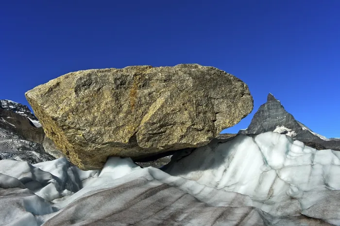Gerahmter Druck : Großer Felsblock, auf dem Gornergletscher. Gerahmter Druck : Großer Felsblock, auf dem Gornergletscher.