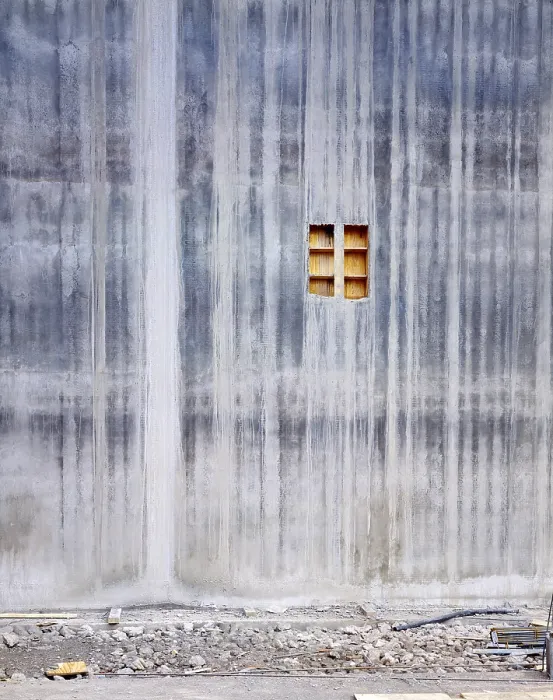 Gerahmter Druck : Großer Betonwall - kleines Fenster. Torfeder