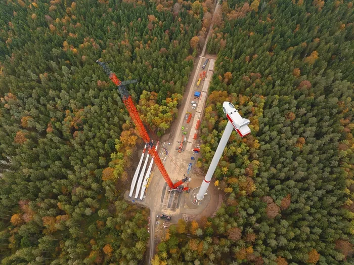 Gerahmter Druck : Großes Baustellen eines Windkraftprojekts in einer dichten. Gerahmter Druck : Großes Baustellen eines Windkraftprojekts in einer dichten.