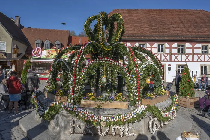 Gerahmter Druck : Große, dekorierte Osterbrunnen Gerahmter Druck : Große, dekorierte Osterbrunnen
