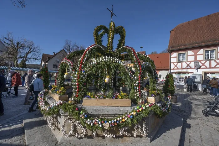 Gerahmter Druck : Große, dekorierte Osterbrunnen Gerahmter Druck : Große, dekorierte Osterbrunnen
