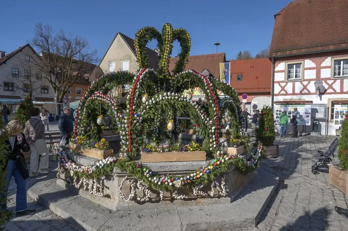 Gerahmter Druck : Große, dekorierte Osterbrunnen. Gerahmter Druck : Große, dekorierte Osterbrunnen.