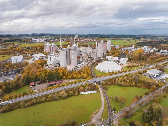 Gerahmter Druck : Großes Fabrikgebäude in einer Herbstlandschaft. Gerahmter Druck : Großes Fabrikgebäude in einer Herbstlandschaft.