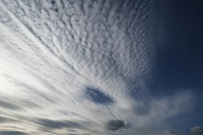 Gerahmter Druck : Große weiche Wolken, Altocumulus. Gerahmter Druck : Große weiche Wolken, Altocumulus.