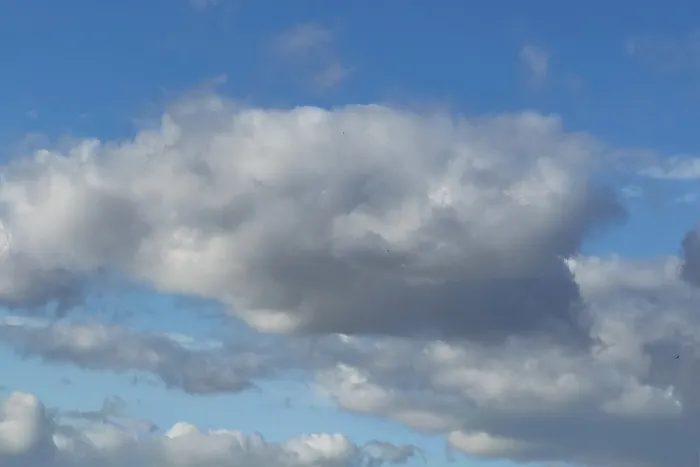 Gerahmter Druck : Großer hellgrauer Altocumulus-Altocumulus-Wolke. Gerahmter Druck : Großer hellgrauer Altocumulus-Altocumulus-Wolke.