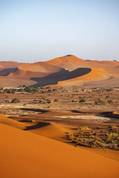 Gerahmter Druck : Große rote Sanddünen in der Namib-Wüste