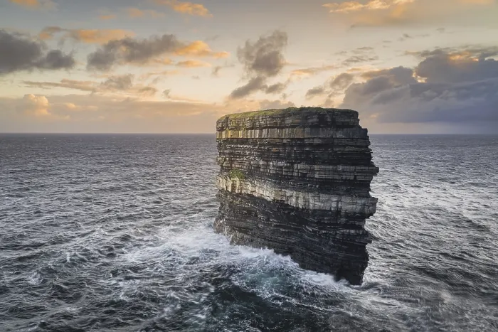 Gerahmter Druck : Großer Meeresfelsen Downpatrick Head Gerahmter Druck : Großer Meeresfelsen Downpatrick Head