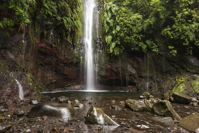 Gerahmter Druck : Ein großer Wasserfall. Gerahmter Druck : Ein großer Wasserfall.