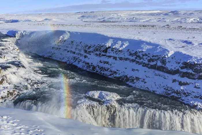 Gerahmter Druck : Großer Wasserfall in einer Schlucht im Schnee. Gerahmter Druck : Großer Wasserfall in einer Schlucht im Schnee.