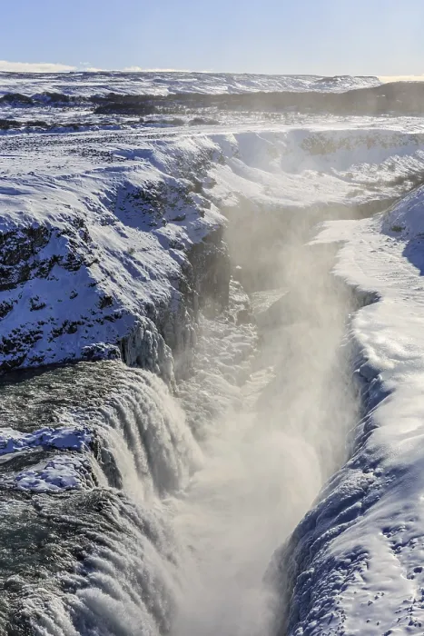Gerahmter Druck : Großer Wasserfall in einer Schlucht im Schnee. Gerahmter Druck : Großer Wasserfall in einer Schlucht im Schnee.