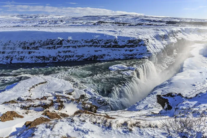 Gerahmter Druck : Großer Wasserfall in einer Schlucht im Schnee. Gerahmter Druck : Großer Wasserfall in einer Schlucht im Schnee.