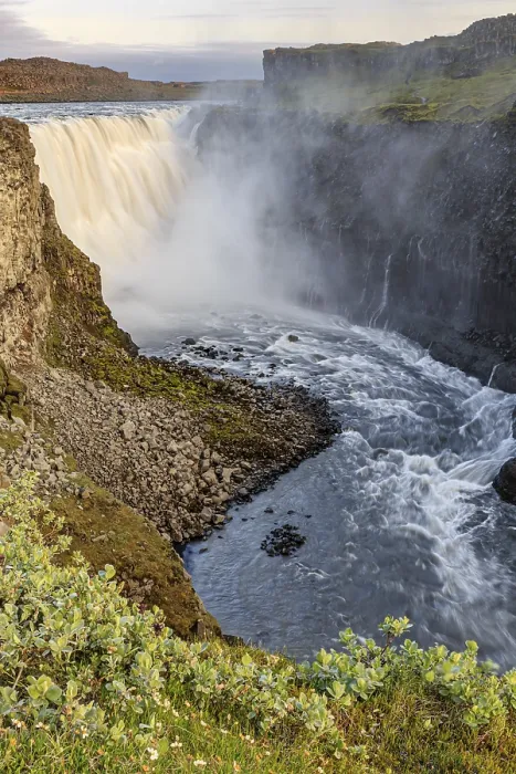 Gerahmter Druck : Großer Wasserfall in einer Schlucht, Sprühnebel. Gerahmter Druck : Großer Wasserfall in einer Schlucht, Sprühnebel.