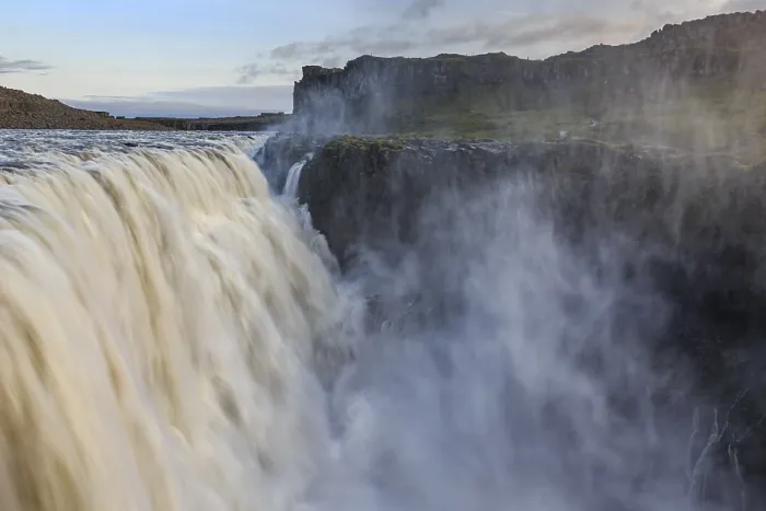 Gerahmter Druck : Großer Wasserfall in einer Schlucht, Sprühnebel. Gerahmter Druck : Großer Wasserfall in einer Schlucht, Sprühnebel.