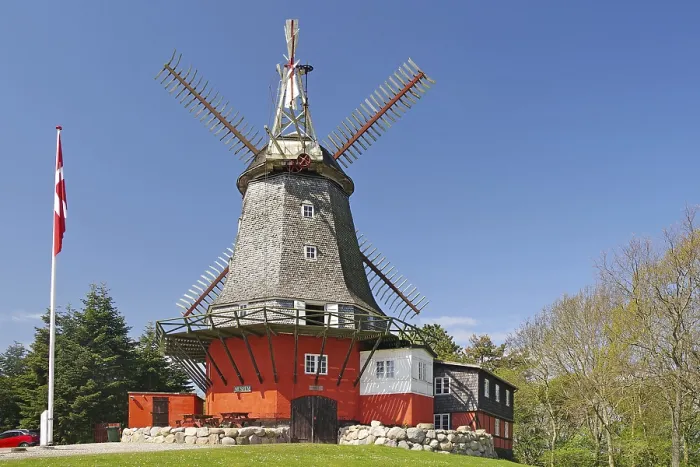 Gerahmter Druck : Großer Windmühlen mit dänischem Flagge.