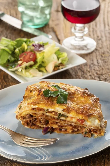 Gerahmter Druck : Ein Teil der Lasagne auf dem Teller.