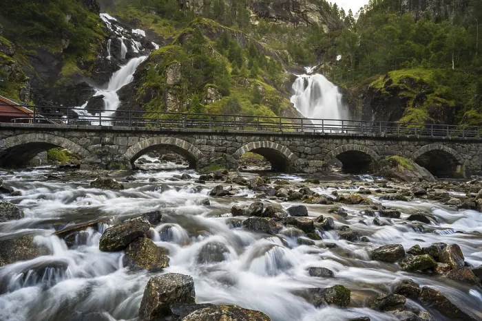 Gerahmter Druck : Latefossen-Wasserfall mit Brücke Gerahmter Druck : Latefossen-Wasserfall mit Brücke