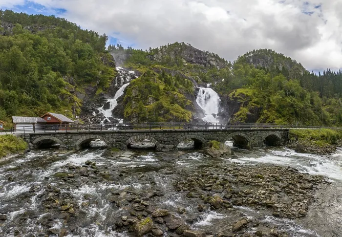 Gerahmter Druck : Latefossen-Wasserfall mit Brücke Gerahmter Druck : Latefossen-Wasserfall mit Brücke