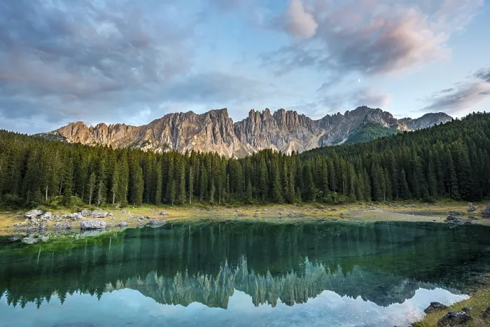 Gerahmter Druck : Latemar-Gruppe im See von Carezza. Gerahmter Druck : Latemar-Gruppe im See von Carezza.