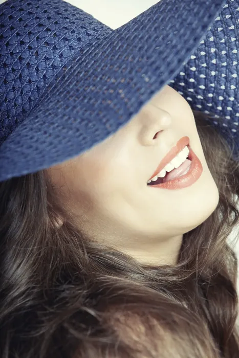 Gerahmter Druck : Lachende Dame mit blauer Mütze auf einem Studiohintergrund. Gerahmter Druck : Lachende Dame mit blauer Mütze auf einem Studiohintergrund.