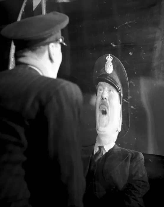 Gerahmter Druck : Lachspiegel 1947. Schauspieler Sigge Furst am Spiegelattraktion Skrattkammaren im Freizeitpark Gröna Lund. Gerahmter Druck : Lachspiegel 1947. Schauspieler Sigge Furst am Spiegelattraktion Skrattkammaren im Freizeitpark Gröna Lund.