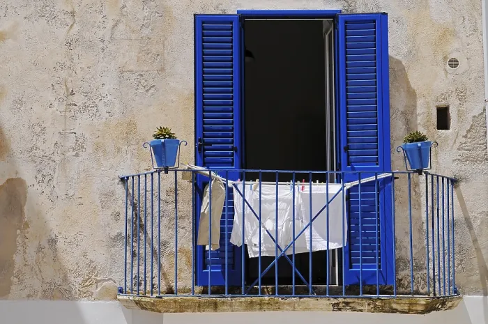 Gerahmter Druck : Wäsche trocknet auf einem Balkon, Otranto. Gerahmter Druck : Wäsche trocknet auf einem Balkon, Otranto.