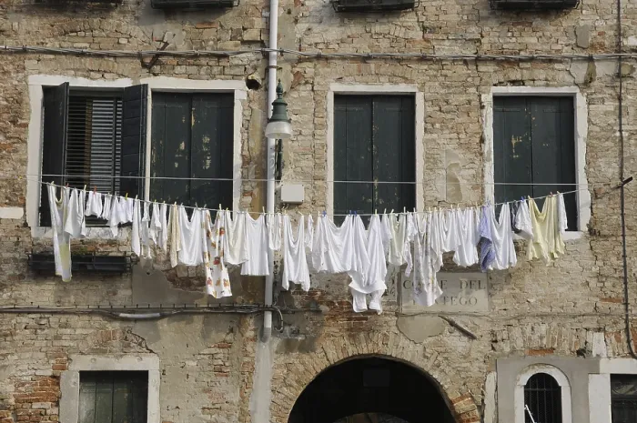 Gerahmter Druck : Wäsche, Haus, Venedig, Fenster. Gerahmter Druck : Wäsche, Haus, Venedig, Fenster.