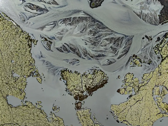 Gerahmter Druck : Lava, Moos, Fluss, Verlauf eines Flusses Gerahmter Druck : Lava, Moos, Fluss, Verlauf eines Flusses