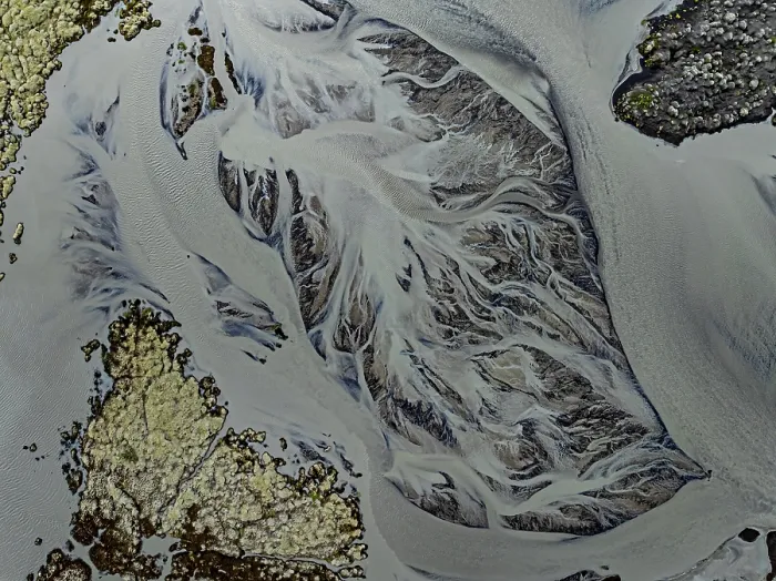 Gerahmter Druck : Lava, Moos, Fluss, Verlauf eines Flusses Gerahmter Druck : Lava, Moos, Fluss, Verlauf eines Flusses