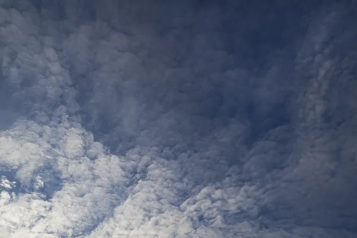Gerahmter Druck : Schicht von aufgetürmten Wolken, Stratocumuluswolken. Gerahmter Druck : Schicht von aufgetürmten Wolken, Stratocumuluswolken.