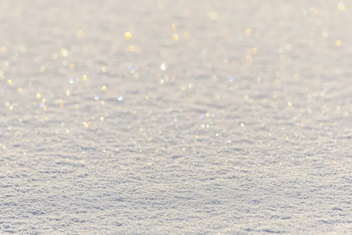 Gerahmter Druck : Dünne Schicht glitzernder Schnee auf dem Eis. Gerahmter Druck : Dünne Schicht glitzernder Schnee auf dem Eis.