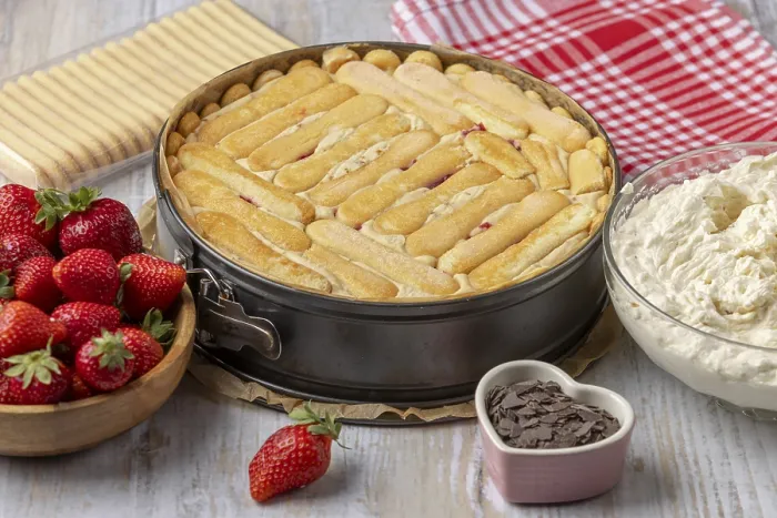 Gerahmter Druck : Schichtkuchen in einem Backblech Gerahmter Druck : Schichtkuchen in einem Backblech