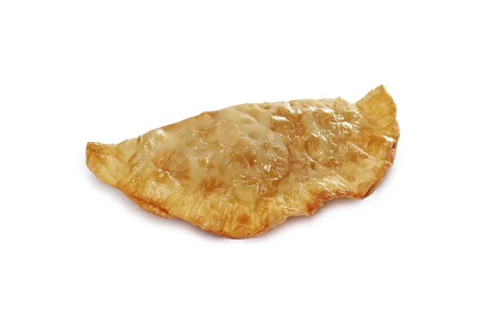 Gerahmter Druck : Cheburek mit Fleisch auf weißem Hintergrund Gerahmter Druck : Cheburek mit Fleisch auf weißem Hintergrund