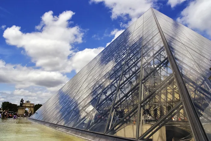 Gerahmter Druck : Die Louvre-Pyramide