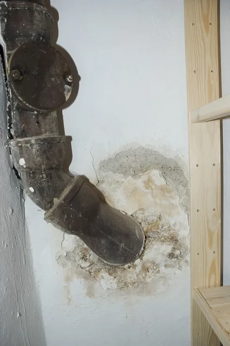 Gerahmter Druck : Leckender Wasserrohr mit nasser Wand. Gerahmter Druck : Leckender Wasserrohr mit nasser Wand.