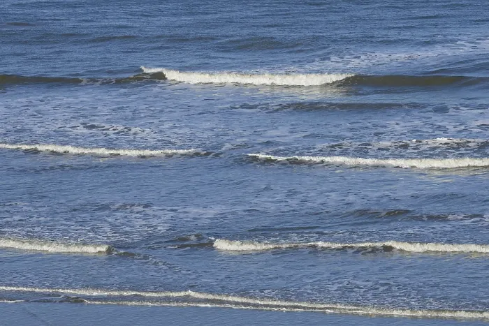 Gerahmter Druck : Wellenschlag auf einem sandigen Strand. Gerahmter Druck : Wellenschlag auf einem sandigen Strand.