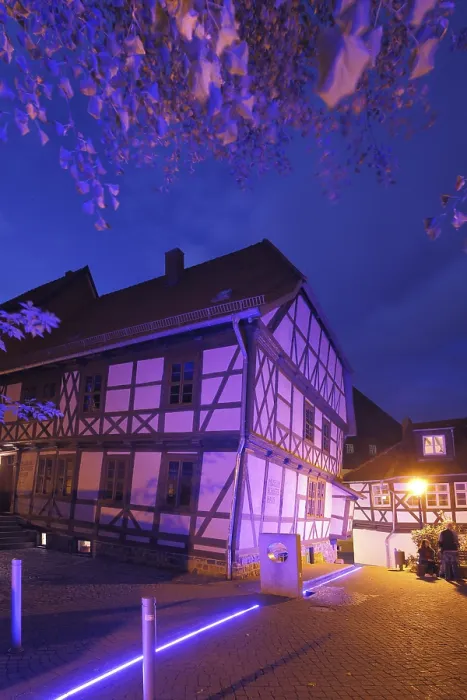 Gerahmter Druck : Haus mit künstlichem Licht.