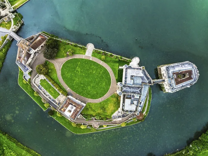 Gerahmter Druck : Top Down über Leeds Castle von einem Drohnen. Gerahmter Druck : Top Down über Leeds Castle von einem Drohnen.